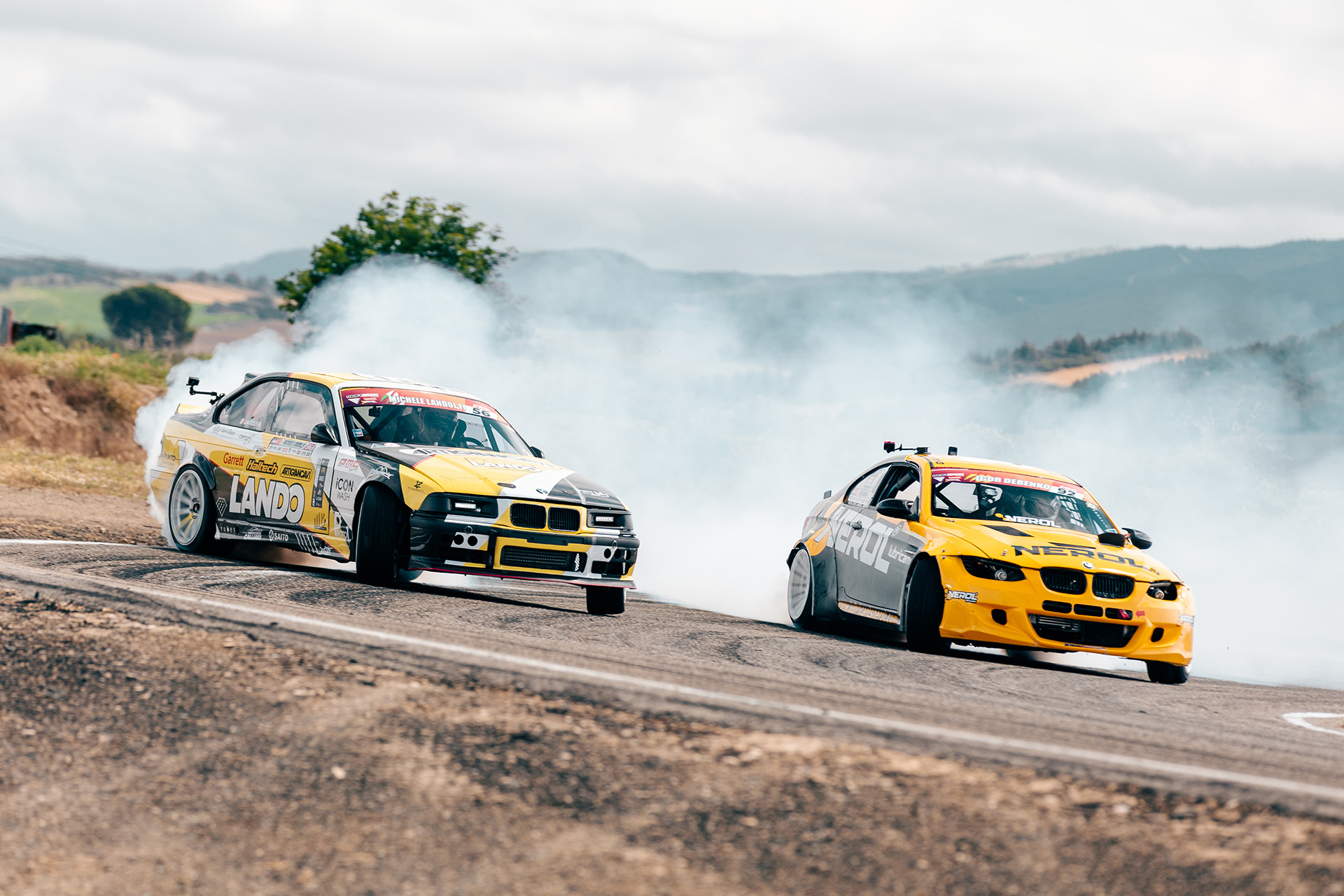 Gara di drifting con due BMW in derapata su circuito, Landoracing in azione